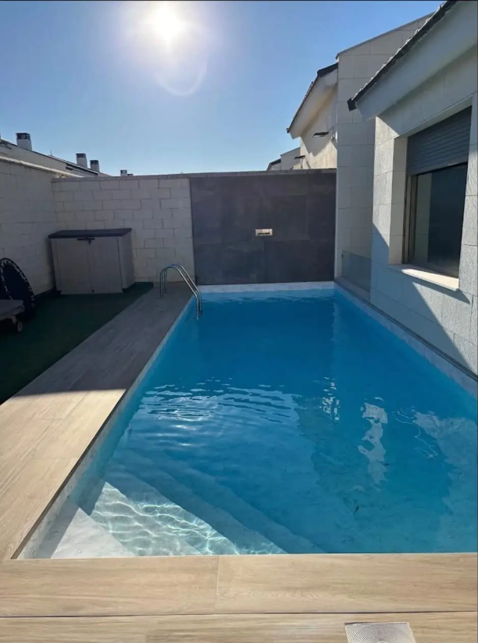 Obra de piscina terminada con iluminación y equipamiento