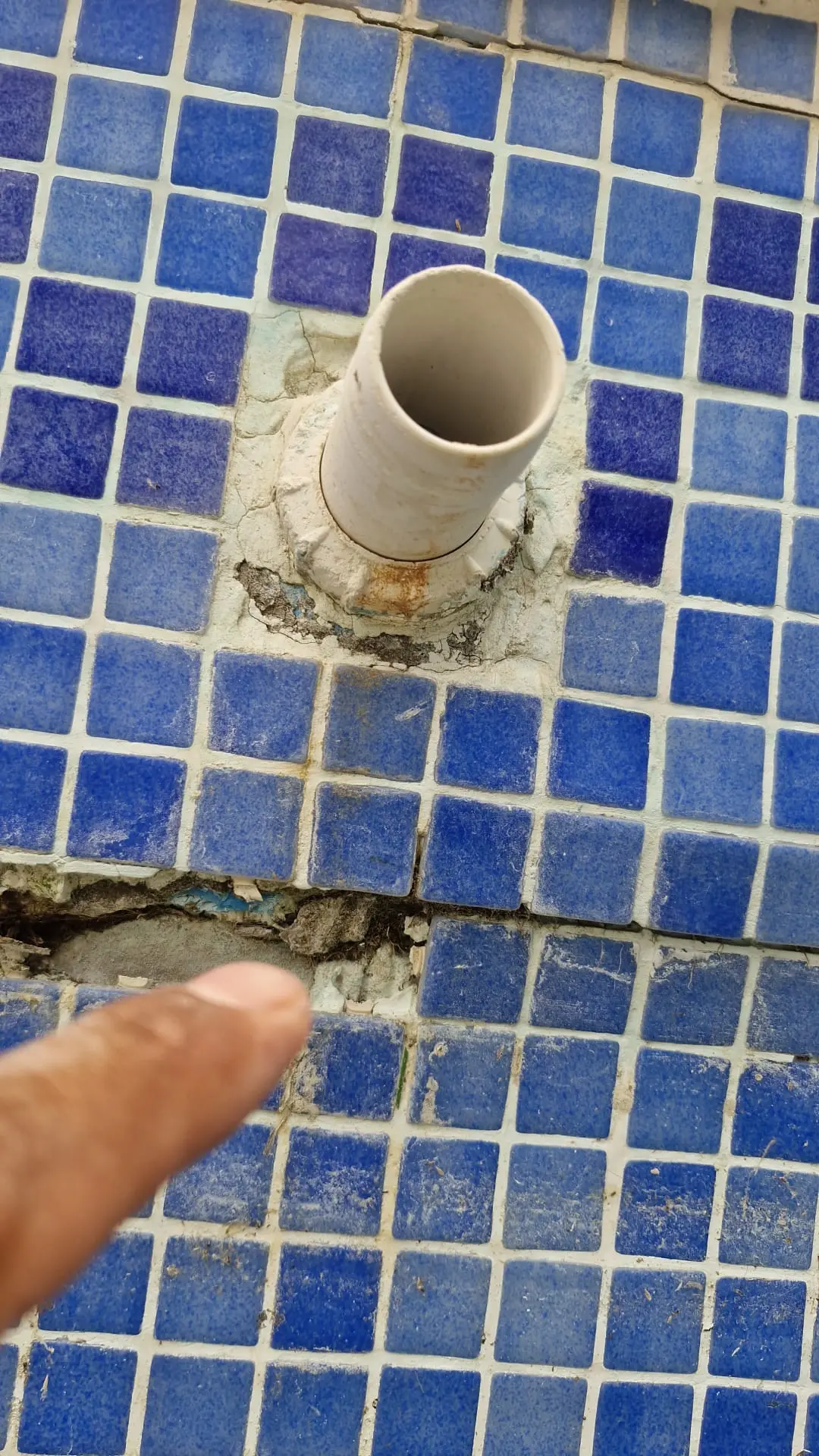 Detección de grieta y fuga junto a boquilla en vaso de piscina en Zaragoza
